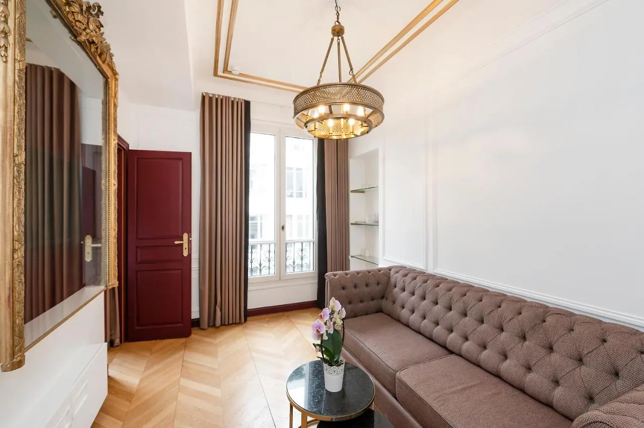 Champs Elysees - Lincoln Apartment *